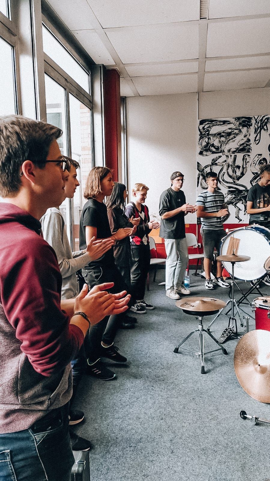 Professioneller Drummer bereitet Streetband auf Aufnahme vor