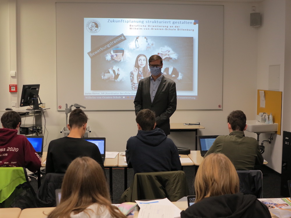 Stefan Riemer führte die Lerngruppe durch das Bewerbungstraining.   