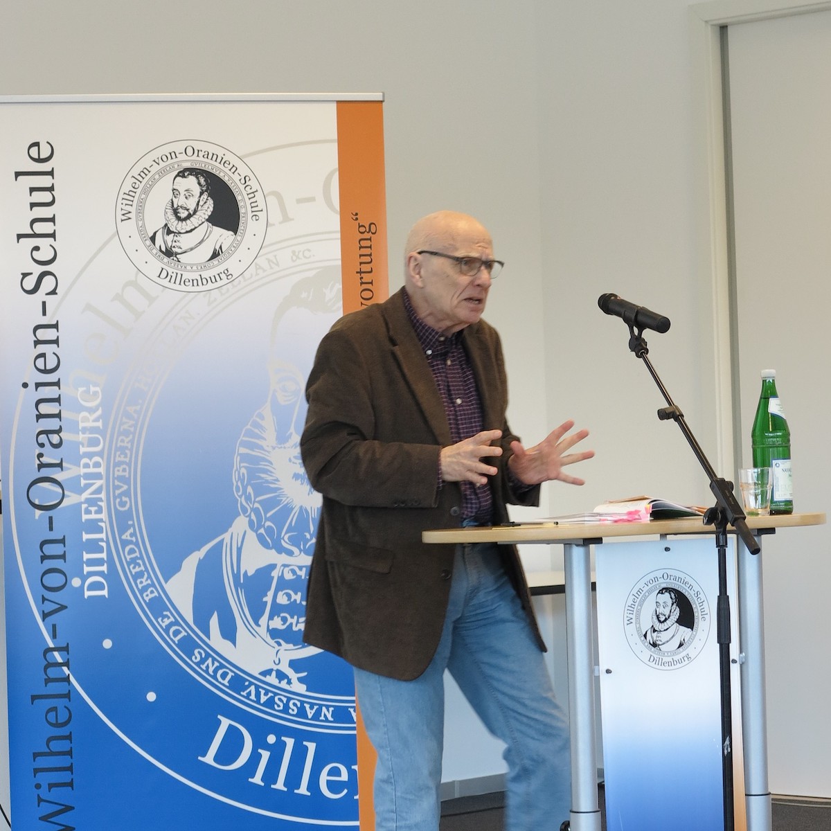 Gerhard Bökel referiert vor WvO-Abiturienten