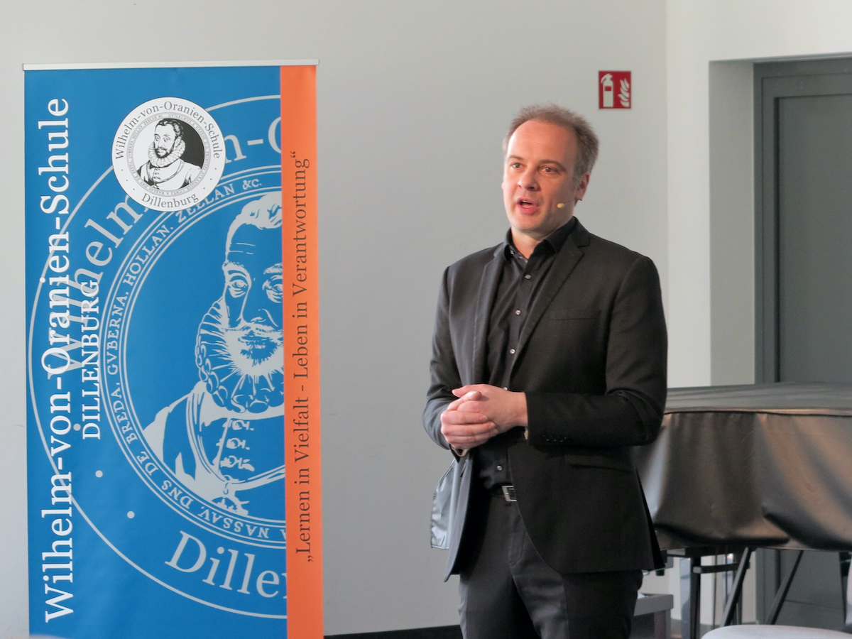 Kabarettist René Sydow an der Wilhelm-von-Oranien-Schule