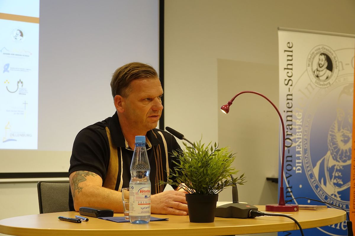 Daniel Höra ließt aus seinem Buch „Braune Erde”