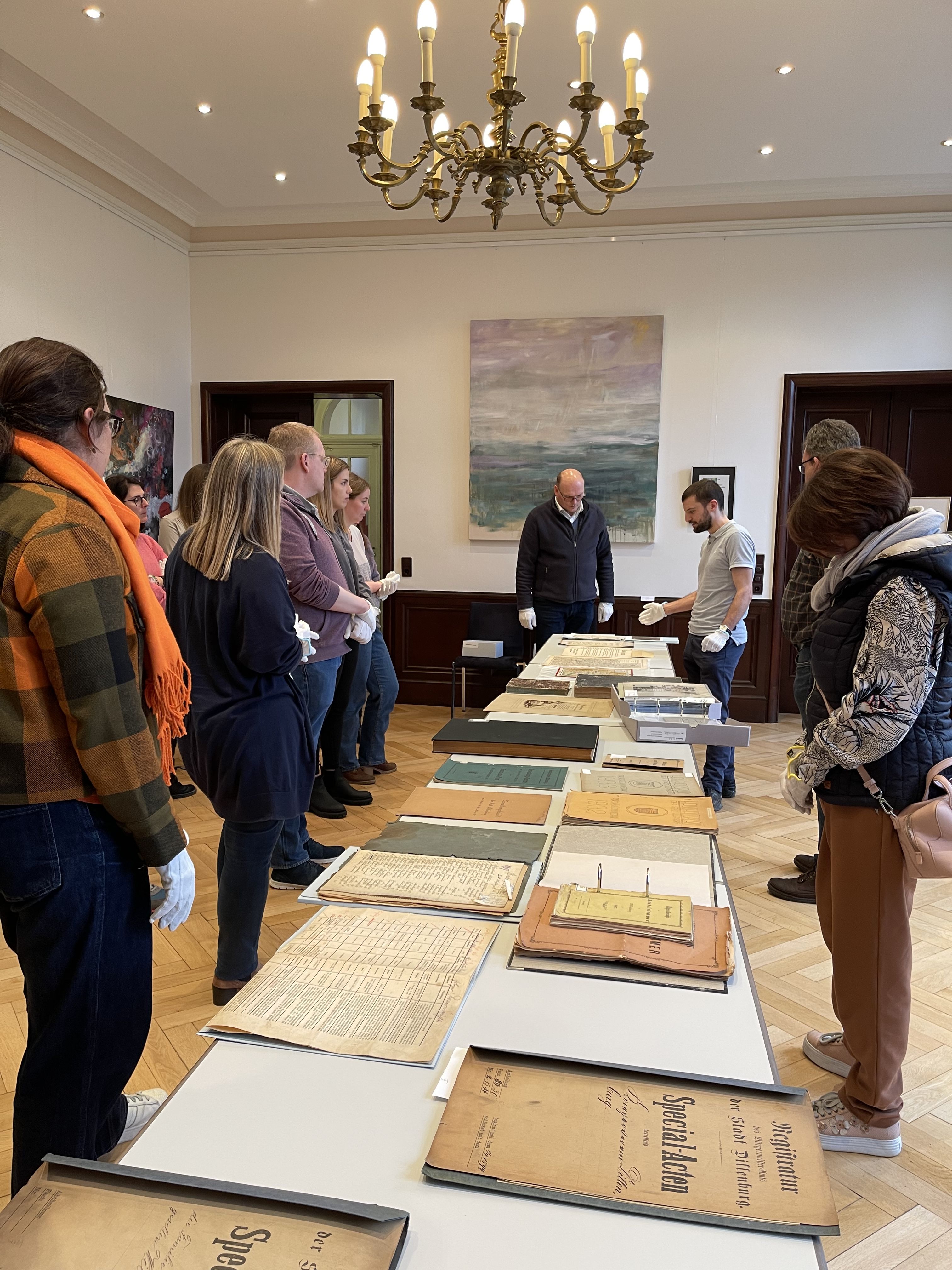 WvO-Historiker zu Besuch im Stadtarchiv Dillenburg